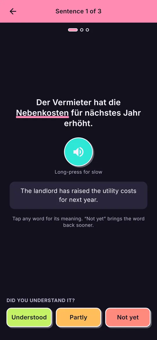 Предложение для практики, «Der Vermieter hat die Nebenkosten für nächstes Jahr erhöht.», с кнопкой воспроизведения, английским переводом и выбором Understood, Partly или Not yet.